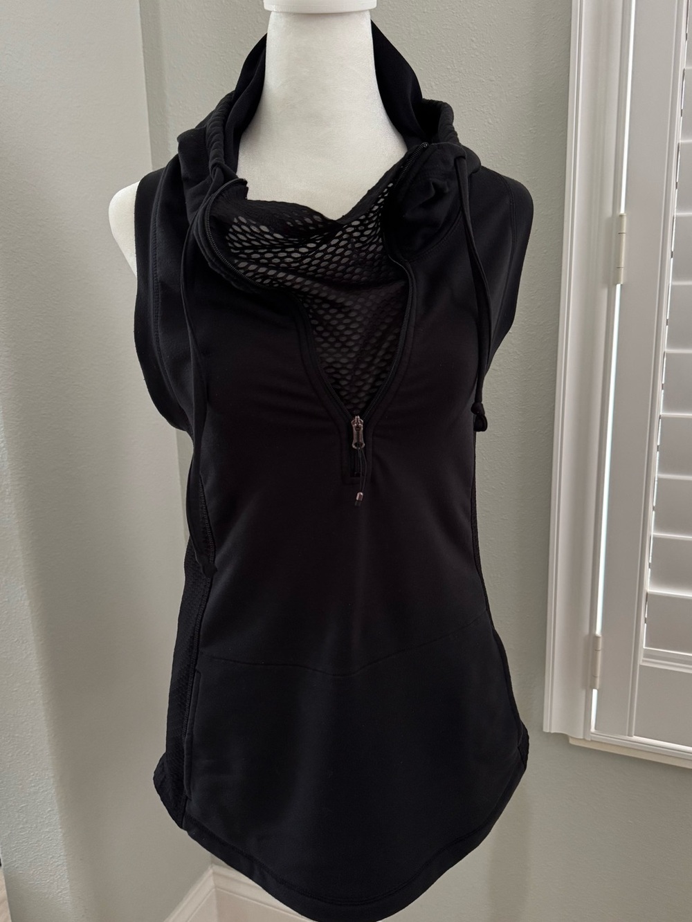Calia women’s XS black hooded sweatshirt 1/4 zip sleeveless top athletic